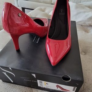 Red Simply Vera by Vera Wang heels size 6